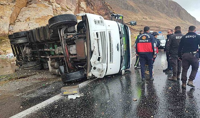 Gevaş'ta tır devrildi: 1 yaralı