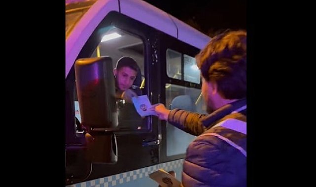 Hakkari polisi sürücülere broşür dağıttı