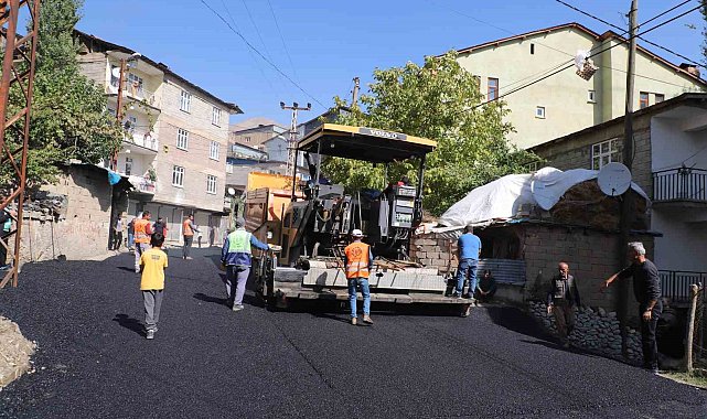 Hakkari'de asfalt çalışmaları hız kesmeden devam ediyor