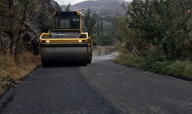 Hakkari'de asfalt mesaisi devam ediyor