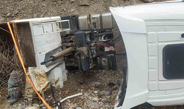 Hakkari'de hurda yüklü tır devrildi: 1 yaralı