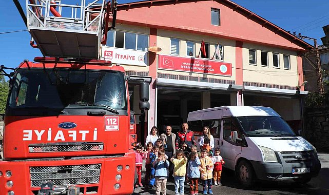 Hakkari'de minik öğrencilere itfaiye tanıtıldı