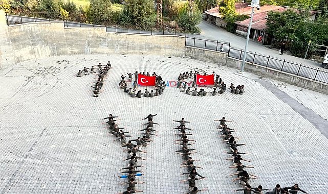 Hakkari'de "100. Yıl" ve "ay yıldız" koreografisi oluşturuldu