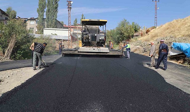 Hakkari'de yol asfaltlama çalışmaları devam ediyor