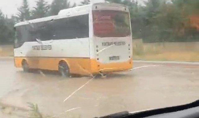 Halk otobüsü yağmur suyunda mahsur kaldı