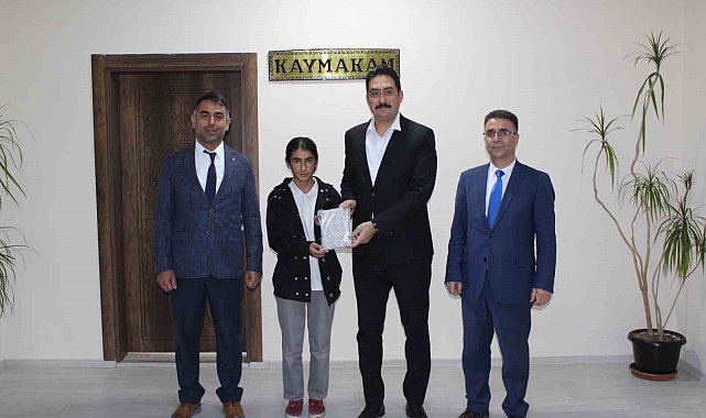 Hamur'da bursluluk sınavında başarı gösteren öğrenciler Kaymakam Yıldırım'ı ziyaret etti