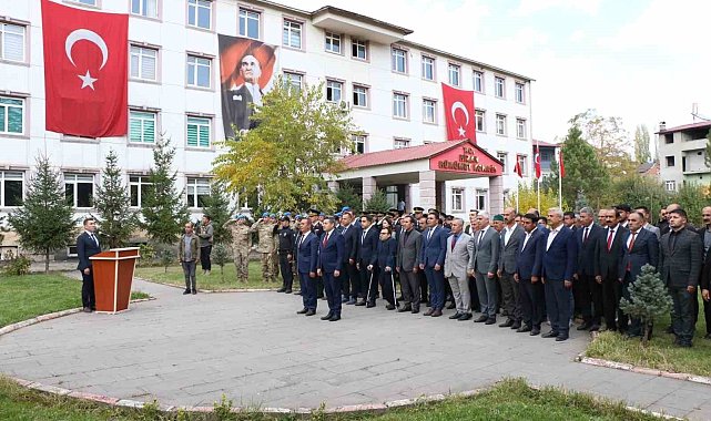Hizan'da 29 Ekim Cumhuriyet bayramı dolayısıyla çelenk sunma töreni düzenlendi