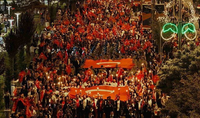 Iğdır'da Cumhuriyetin 100. yılında 100 metre Türk bayrağı ile fener alayı