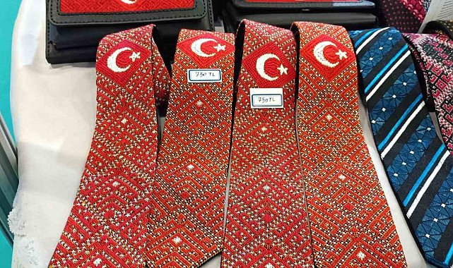 İranlı kadın Türk bayrağını kravat ve cüzdanlara işledi