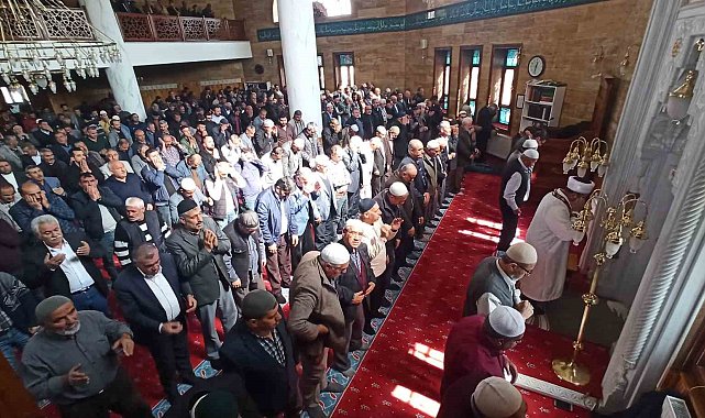 İsrail'in saldırılarında hayatını kaybeden Filistinliler için gıyabi cenaze namazı kılındı