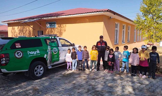 Jandarma minik öğrencilere hayvan sevgisini aşılıyor