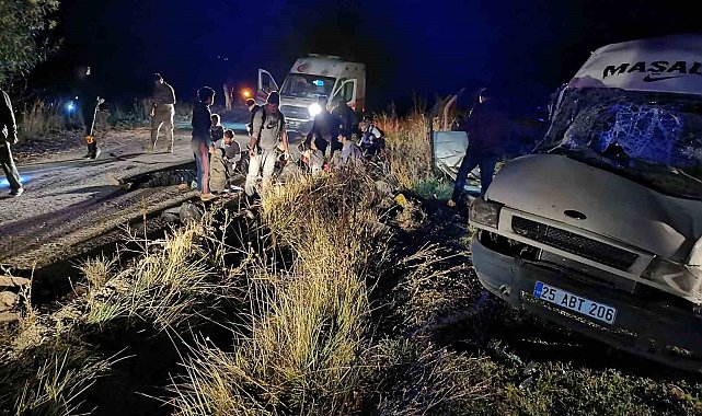 Kaçak göçmenleri taşıyan minibüs devrildi: 20 yaralı