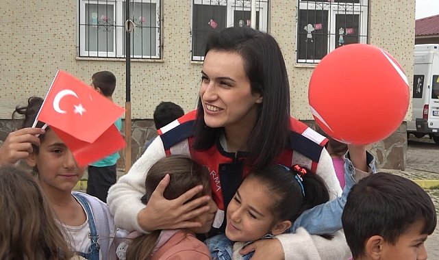 Kadın komutanlar Cumhuriyet'in 100. yılında köy çocuklarının gönlüne dokundu