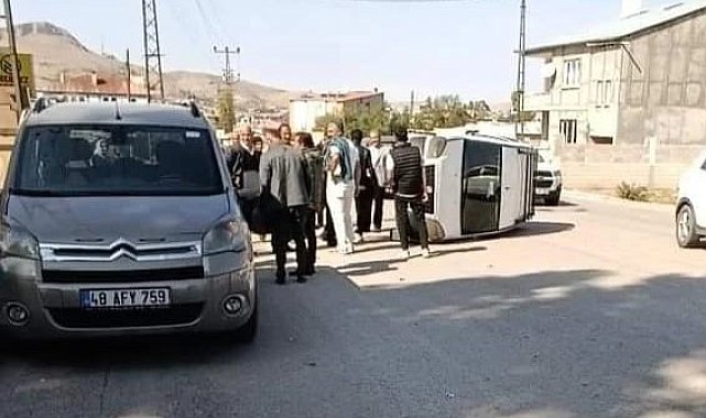 Kamyonete çarpan minibüs yan yattı