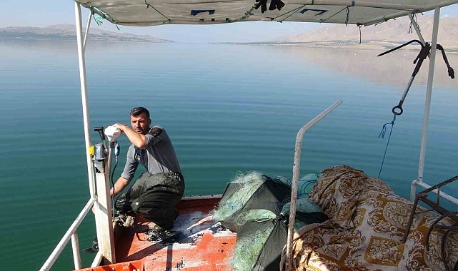 Karakaya Barajı balıkçıların ekmek teknesi oldu