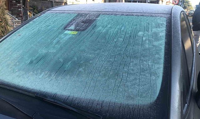 Kars buz kesti, araçların camları dondu