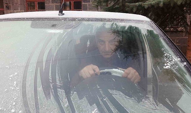 Kars eksi 5 dereceyi gördü, araçların camları buz tuttu