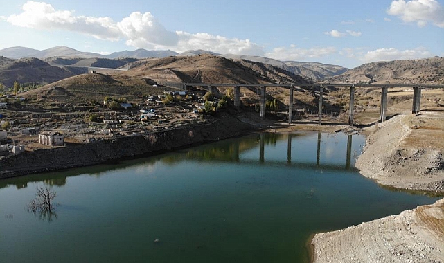 Karakurt Barajı'nda sular çekiliyor