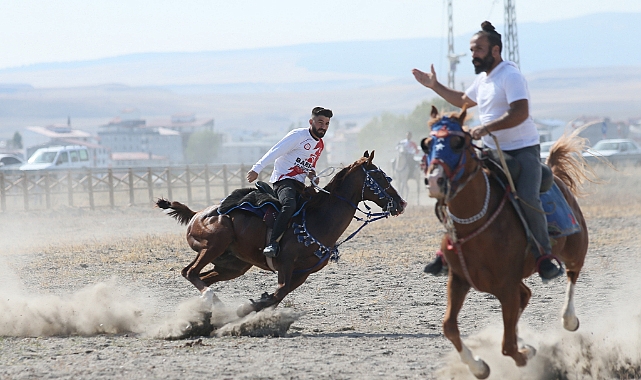 Kars'ta atlarla gösteri yapan ciritçiler yeni sezona hazırlanıyor
