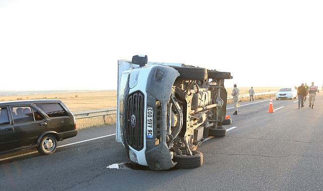 Kars'ta devrilen kamyonetteki 1 kişi yaralandı