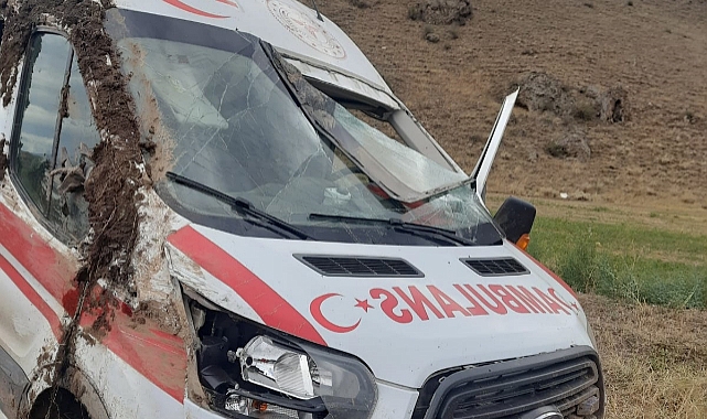 Kars'ta ihbara giden ambulans kaza yaptı