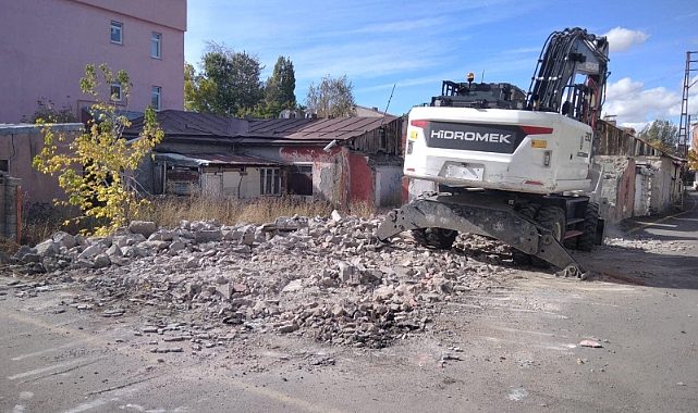 Kars’ta metruk binaların yıkımı devam ediyor