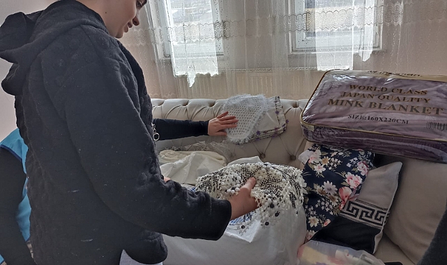 Kars'ta nişanlı gençlere düğün bohçası hediye edildi