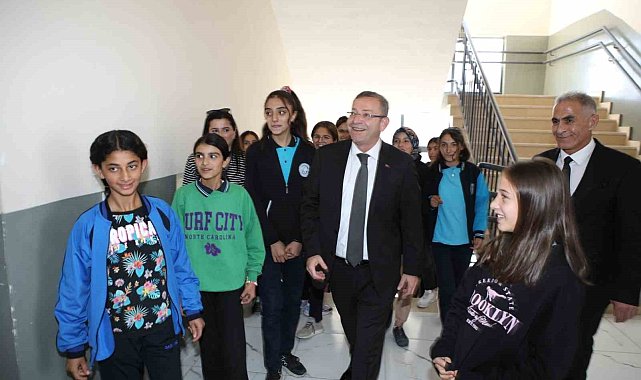 Kars Valisi Polat'ın okul ziyaretleri sürüyor