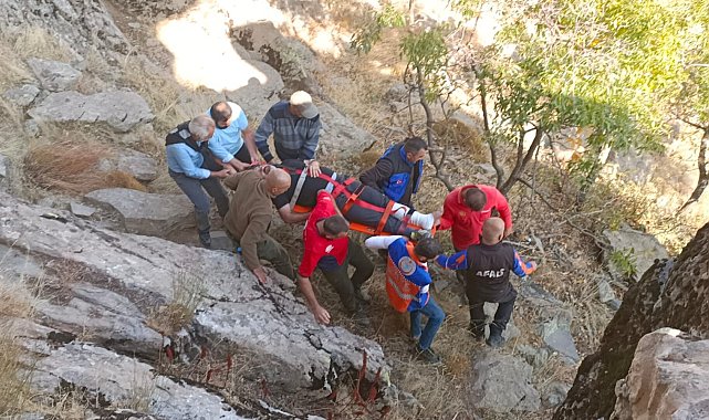 Kayadan düşerek yaralandı, ambulans helikopterle hastaneye kaldırıldı
