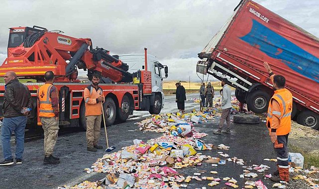 Kaygan yolda tır devrildi: Dorsedeki sabunlar yola saçıldı