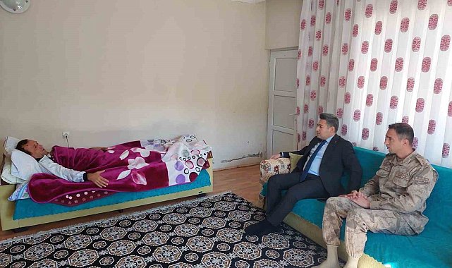 Kaymakam Özçelik, yaralanan güvenlik korucusunu evinde ziyaret etti