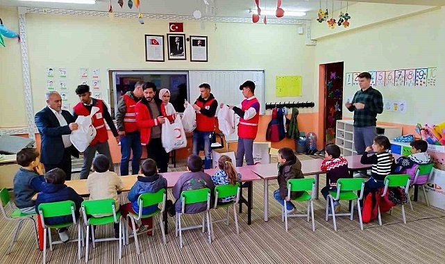 Kızılay Diyadin'de ihtiyaç sahiplerine ulaşmaya devam ediyor