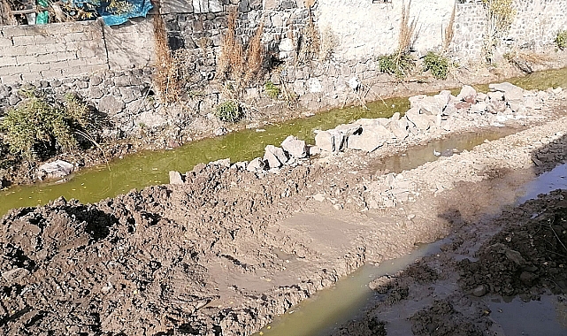 Mahalle sakinleri kanalın temizlenmesini istiyor