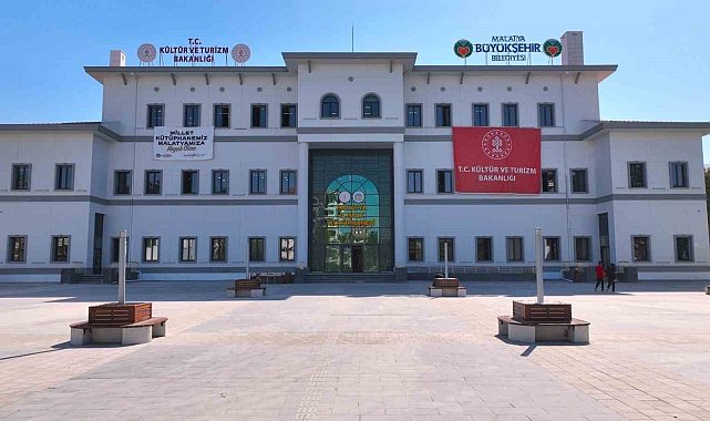 Malatya 100. Yıl İl Halk Kütüphanesi'ne öğrencilerden tam not