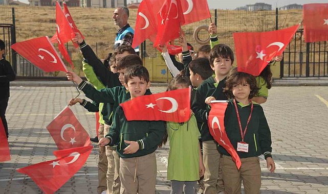 Malatya'da 10 bin bayrak dağıtıldı