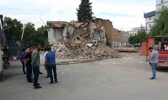 Malatya'da ağır hasarlı bina çöktü