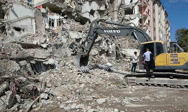 Malatya'da ağır hasarlı binalar eş zamanlı yıkılıyor