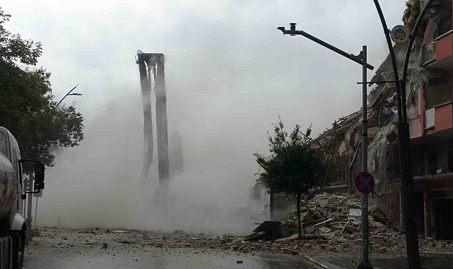 Malatya'da ağır hasarlı binaların yıkımına hız verildi