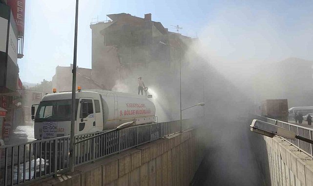 Malatya'da ağır hasarlı binaların yıkımları sürüyor