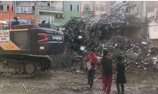 Malatya'da çocuklar enkaz alanında tehlikeye aldırış etmeden hurda topluyor