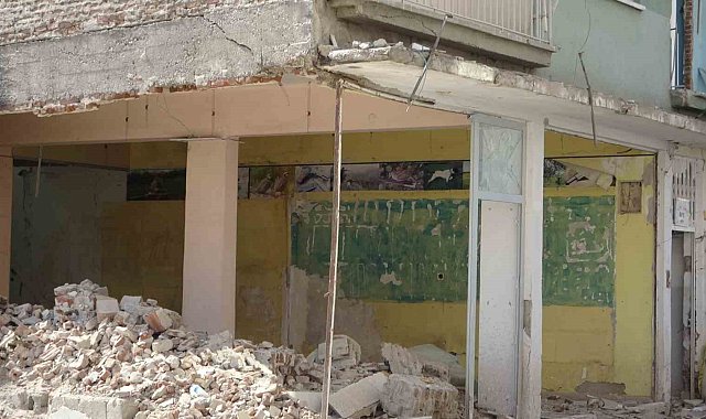 Malatya'da depremde ağır hasar gören bina tehlike saçıyor