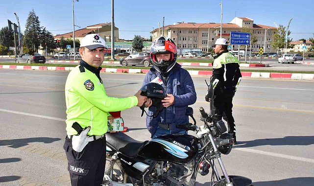 Malatya'da motosiklet sürücülerine ücretsiz kask dağıtıldı