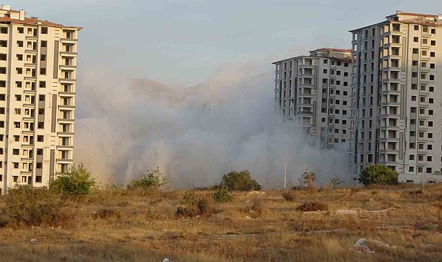 Malatya'da yüksek katlı binaların patlayıcı ile yıkımı sürüyor