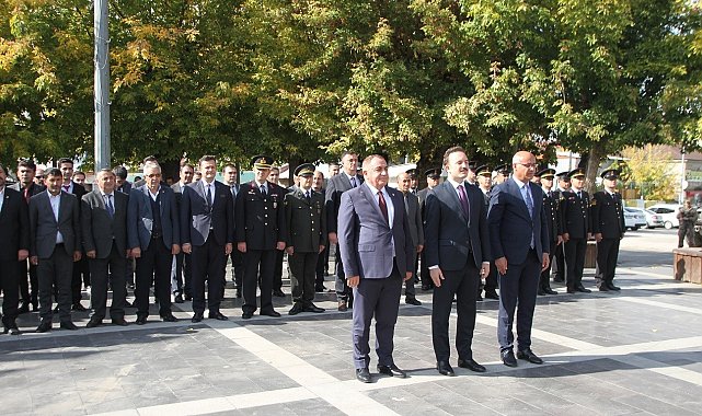 Malazgirt'te 29 Ekim Cumhuriyet bayramı çelenk koyma töreni yapıldı