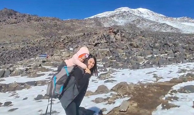 Minik Nisa annesiyle Ağrı Dağı zirvesine çıktı