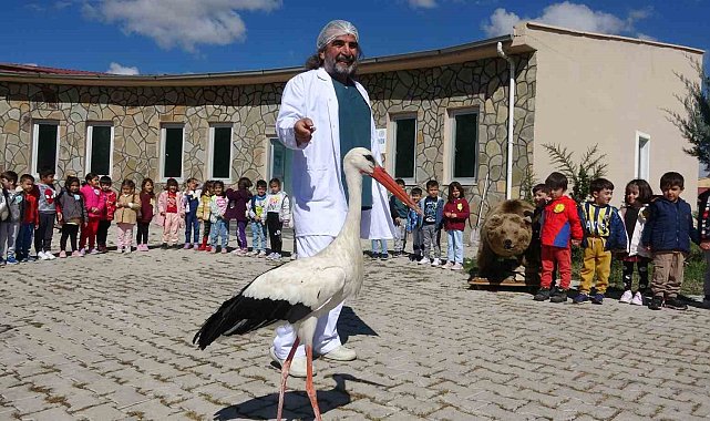 Minik öğrenciler yaban hayvanlarını yakından gördü
