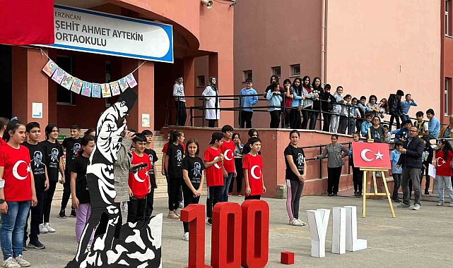 Minik öğrencilerden 100. yılda bayrak sergisi