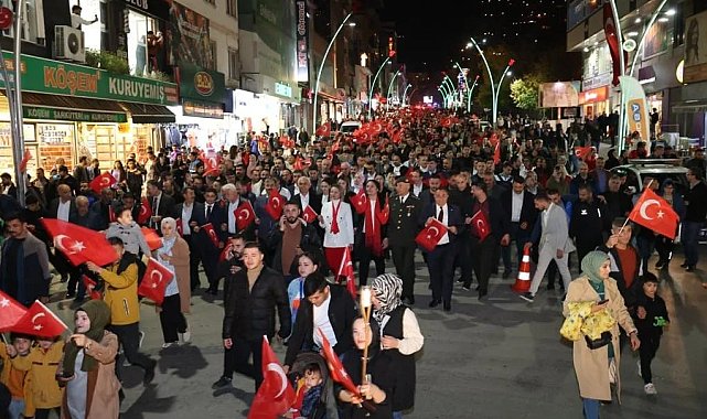 Muş'ta Cumhuriyet'in 100. yılı fener alayı ile kutlandı