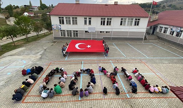 Mutki'de öğrenciler 100 yıl koreografi gösterisi