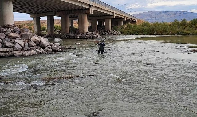 Nehirde mahsur kalan köpek kurtarıldı